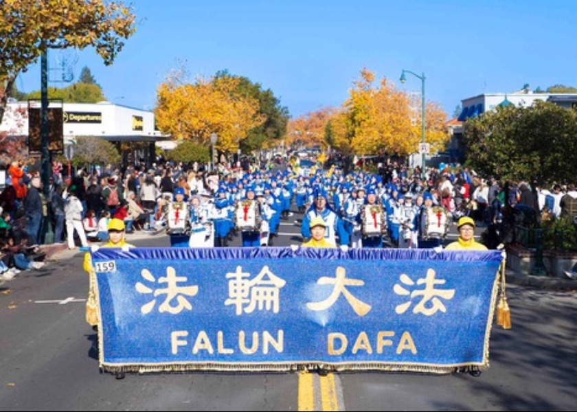 Image for article California: Falun Dafa Practitioners in Los Gatos Children’s Christmas/Holidays Parade