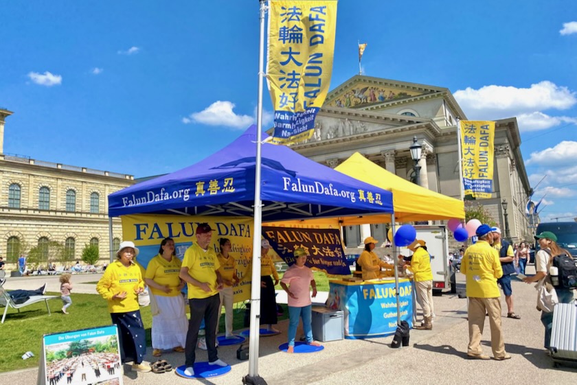 Image for article Germany: People Impressed by World Falun Dafa Day Event in Munich