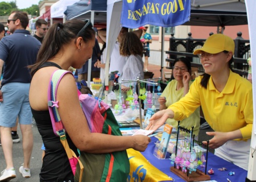 Image for article Massachusetts, US: Introducing Falun Dafa at the Winchester Town Day