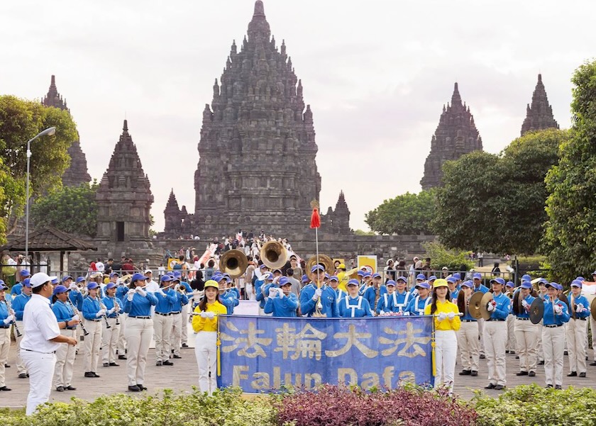 Image for article Yogyakarta, Indonesia: Falun Dafa Practitioners Join Independence Day Celebrations