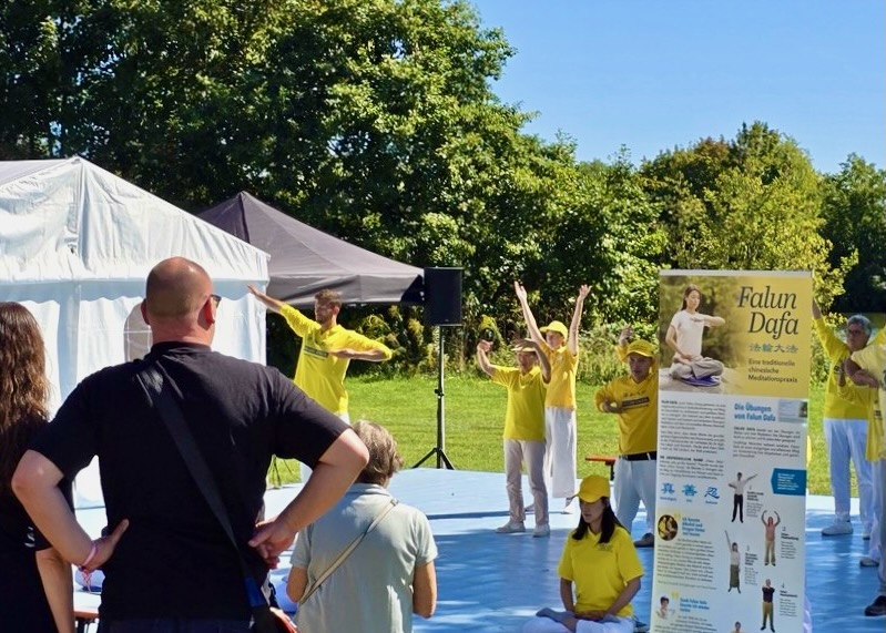 Image for article Germany: Residents Welcome Falun Dafa at Hanau Citizen’s Festival