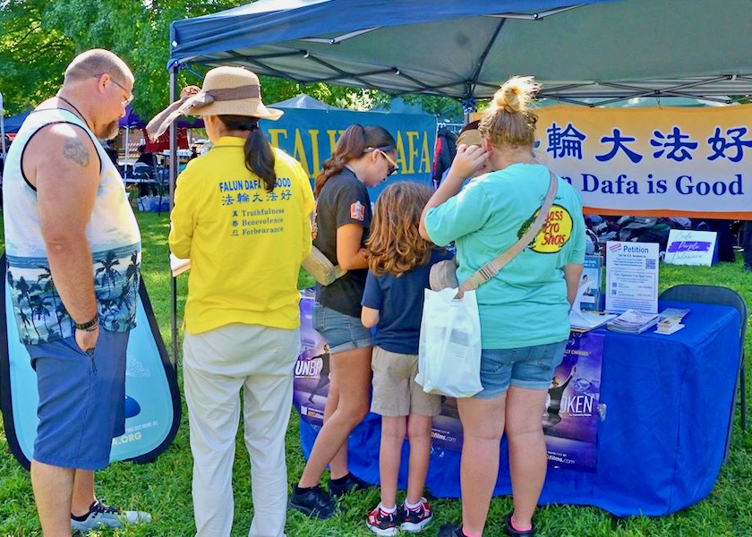 Image for article Delaware Festivalgoers Learn About Falun Gong and Condemn Forced Organ Harvesting in China