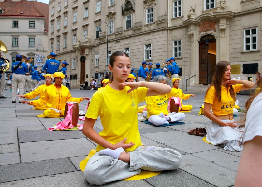 Image for article Two-Day Falun Dafa Event in Vienna Well Received
