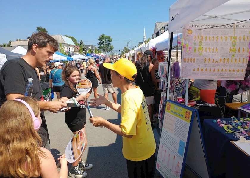 Image for article Kentucky, USA: Community Festival-Goers Support Practitioners’ Efforts to End the Persecution