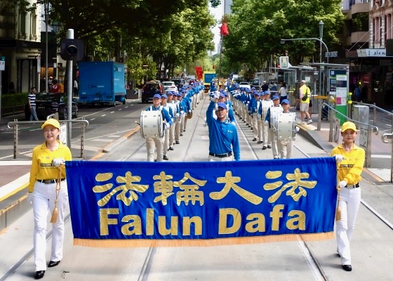 Image for article Australia: People Learn About Falun Dafa’s Guiding Principles During Parade in Melbourne