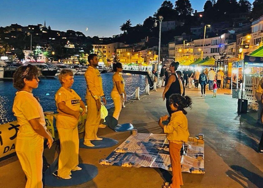 Image for article Istanbul, Turkey: People Learn About Falun Dafa During an Event at Tarabya